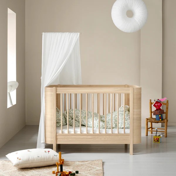 Kompaktes, mitwachsendes Babybett aus hochwertiger Eiche. (Szene)