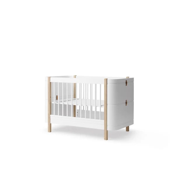 Skandinavisches Babybett mit flexibler Umbaumöglichkeit. (Product)