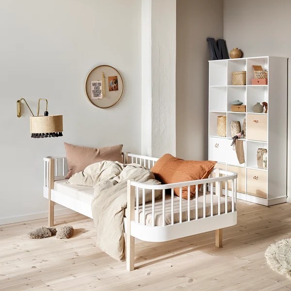 Zeitloses Bettsofa aus Birke und massiver Eiche. (Szene)