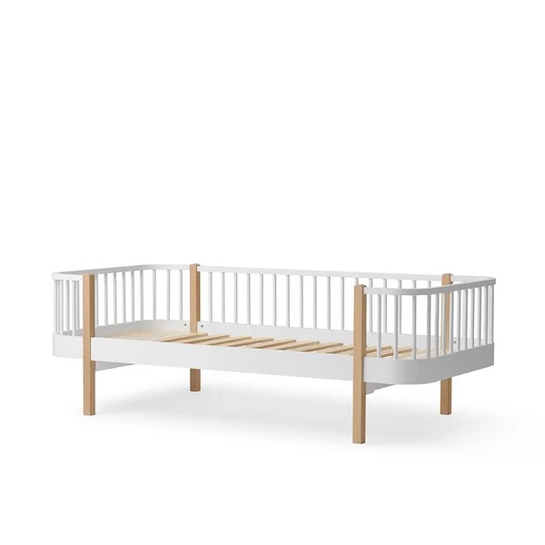 Zeitloses Bettsofa aus Birke und massiver Eiche. (Product)