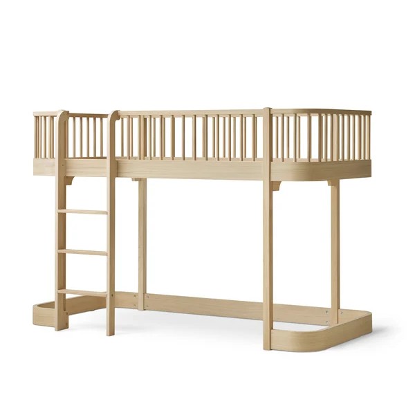 Halbhohes Hochbett aus massiver Eiche mit zusätzlichem Platz darunter. (Product)