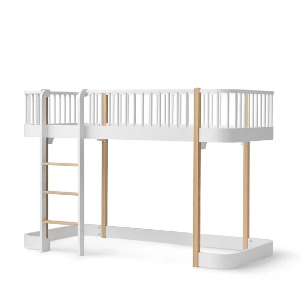 Halbhohes Hochbett mit zusätzlichem Platz darunter. (Product)