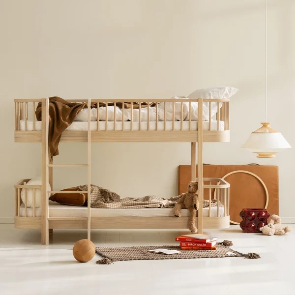 Halbhohes Etagenbett aus massiver Eiche für kleinere Kinderzimmer. (Szene)