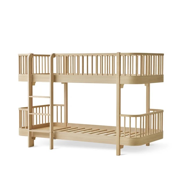Halbhohes Etagenbett aus massiver Eiche für kleinere Kinderzimmer. (Product)