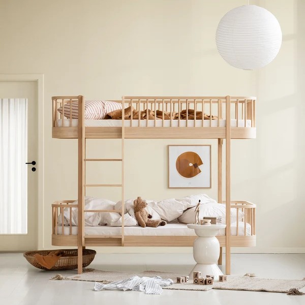 Modulares Etagenbett aus massiver Eiche für zwei Kinder. (Szene)