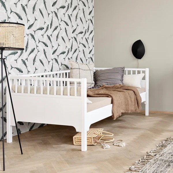 Zeitloses Bettsofa mit skandinavischem Design. (Szene)