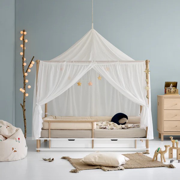 Minimalistisches Himmelbett mit nordisch-japanischem Design. (Szene)