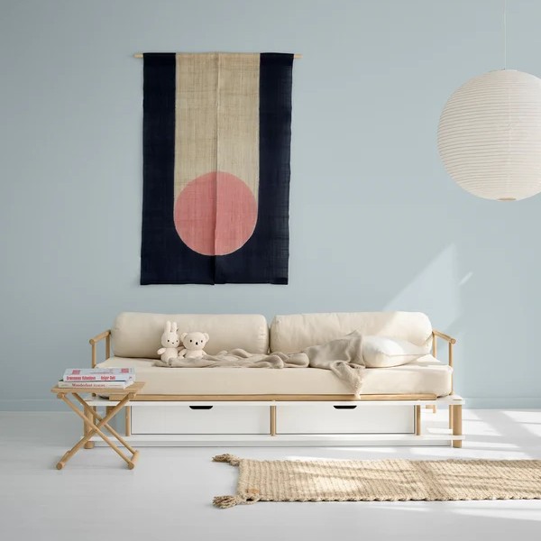 Zeitloses Bettsofa mit natürlicher Eichenoptik. (Szene)