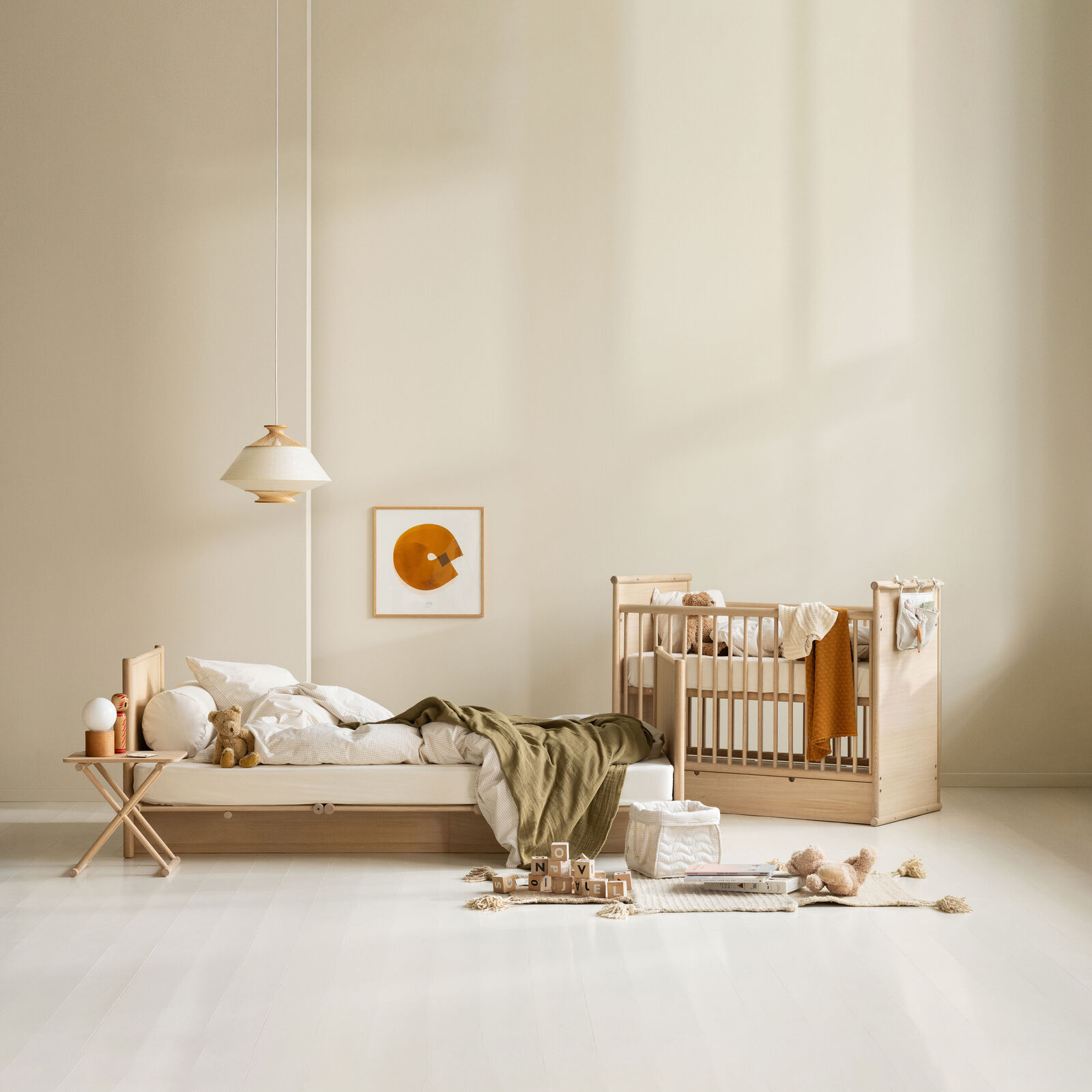 Mitwachsendes Babybett und großes, niedriges Kinderbett aus massiver Eiche. (Szene)