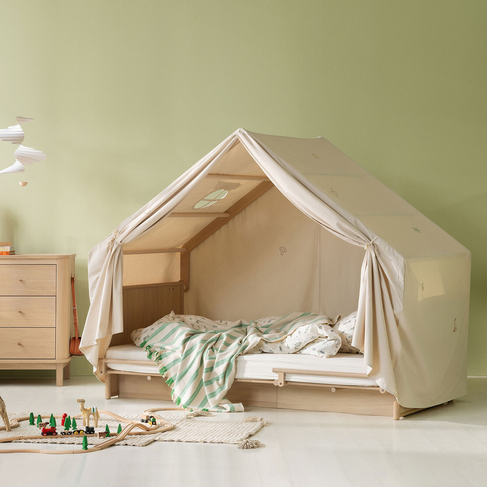 Hausdach für das Camp Novel Bett 120 × 200 cm aus Birke und Eiche. (Szene)