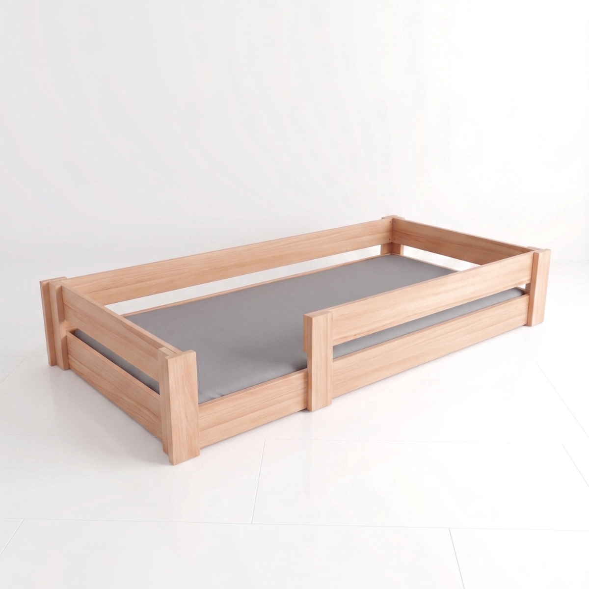 Montessori-Bett mit Sicherheitsbarriere aus massiver Naturbuche. (Product)